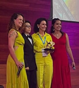 Extensionistas da Liga de Estomaterapia recebendo o prêmio.Fonte: Profa. Manuela Coelho (DENF/FFOE)